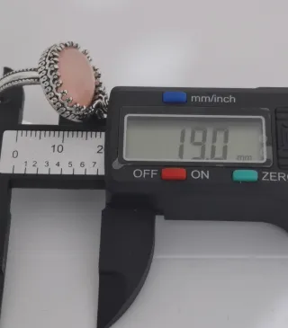 Anel Prateado com Pedra Rosa