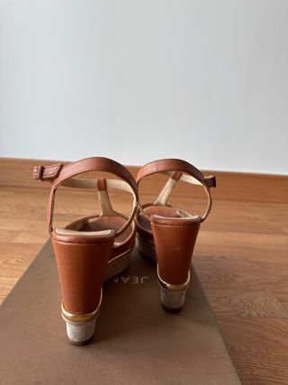 Sandalias cuña camel y dorado