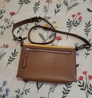 Bolso bandolera marrón y amarillo