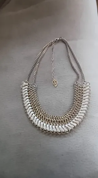 Collar de cadena doble plateado.