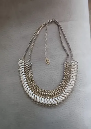Collar de cadena doble plateado.