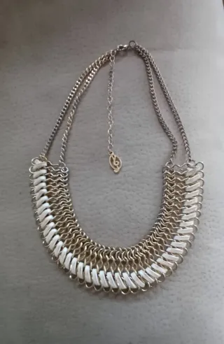 Collar de cadena doble plateado.