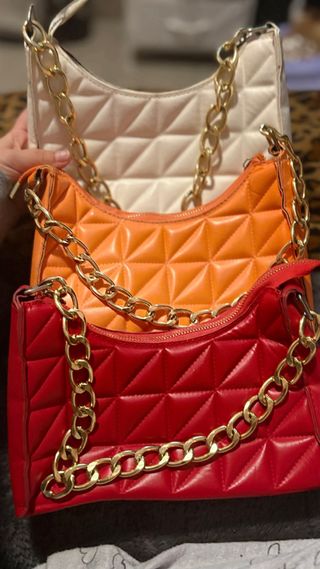 Bolso acolchado con cadena dorada