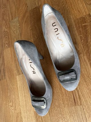 Zapatos de salón ante gris Unisa