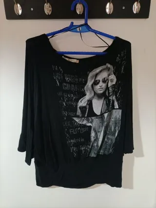 Camiseta negra con estampado de mujer