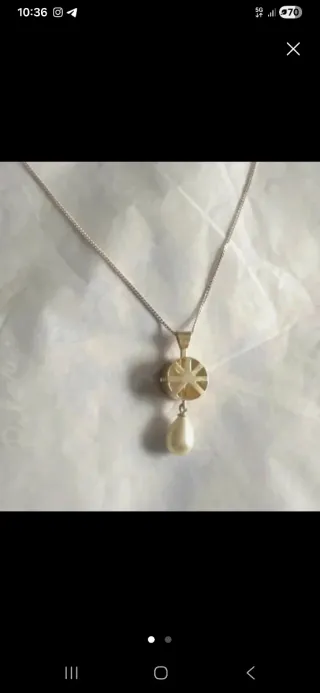 Collar con colgante de perla.