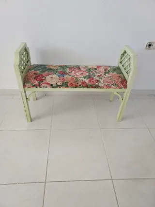 Banqueta tapizada floral verde Medidas: 45 x 68 cm