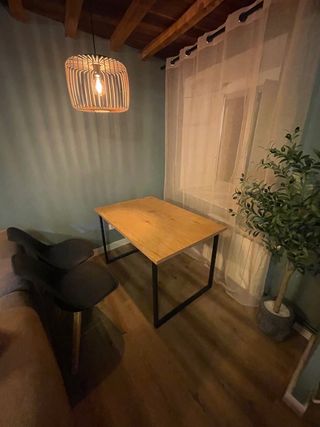 Mesa de comedor de madera y metal