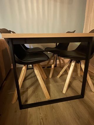 Mesa de comedor de madera y metal