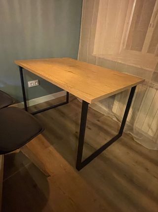 Mesa de comedor de madera y metal