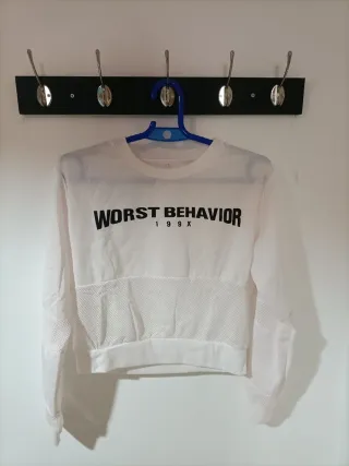 Jersey deportivo blanco con texto