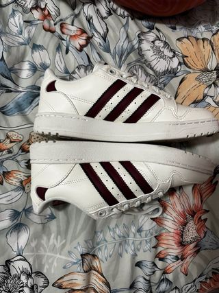 Zapatillas Adidas Blancas y Rojas.