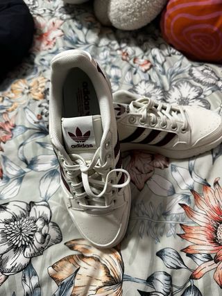 Zapatillas Adidas Blancas y Rojas.