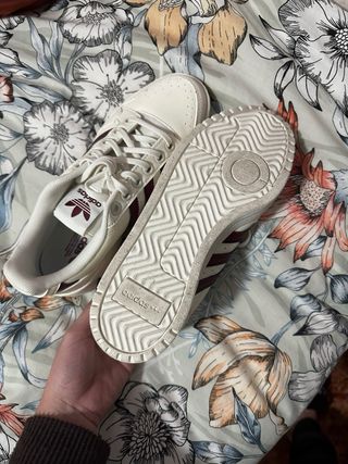 Zapatillas Adidas Blancas y Rojas.