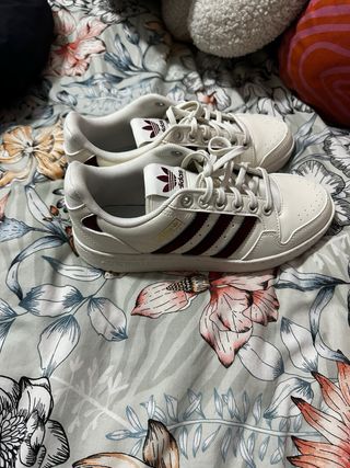 Zapatillas Adidas Blancas y Rojas.