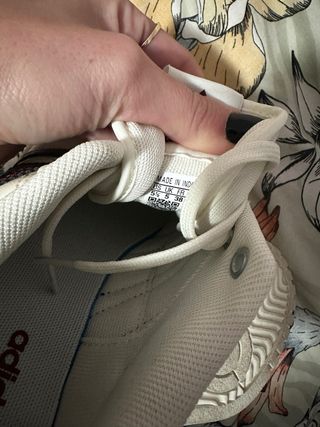 Zapatillas Adidas Blancas y Rojas.