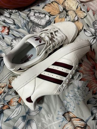 Zapatillas Adidas Blancas y Rojas.