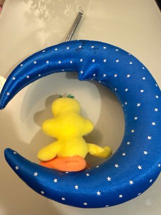 Móvil cuna peluche patito luna estrellas