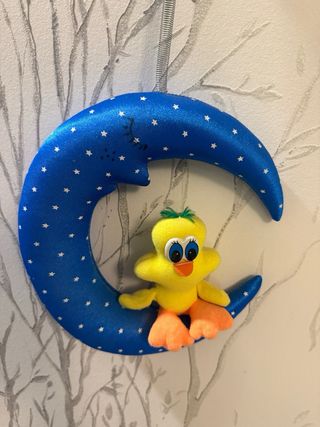 Móvil cuna peluche patito luna estrellas