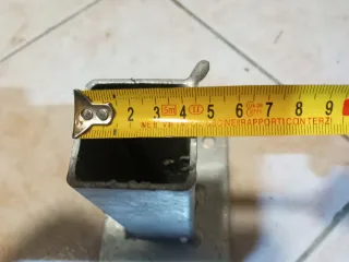 Piede per recinzioni in metallo