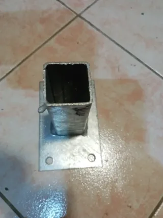 Piede per recinzioni in metallo
