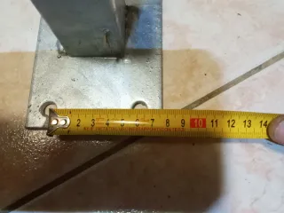 Piede per recinzioni in metallo