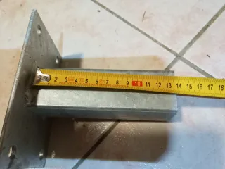 Piede per recinzioni in metallo