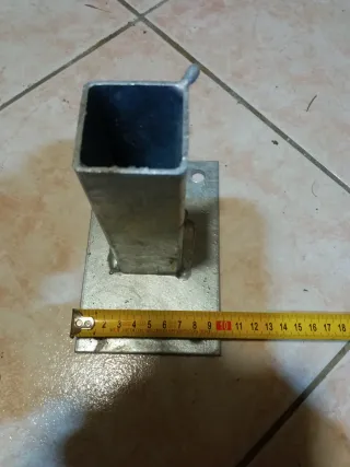 Piede per recinzioni in metallo