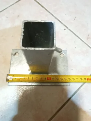 Piede per recinzioni in metallo
