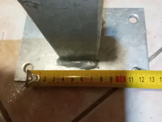 Piede per recinzioni in metallo