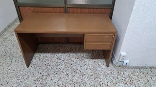 Escritorio de madera marrón
