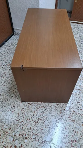 Escritorio de madera marrón