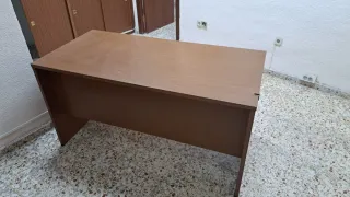 Escritorio de madera marrón