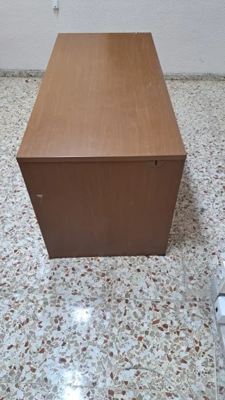 Escritorio de madera marrón