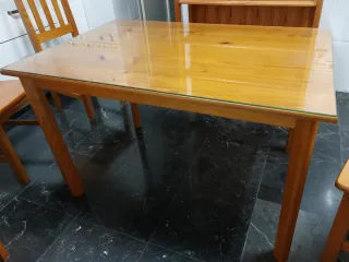 Conjunto de estantería, mesa y sillas