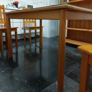 Conjunto de estantería, mesa y sillas