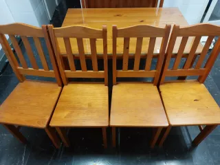 Conjunto de estantería, mesa y sillas