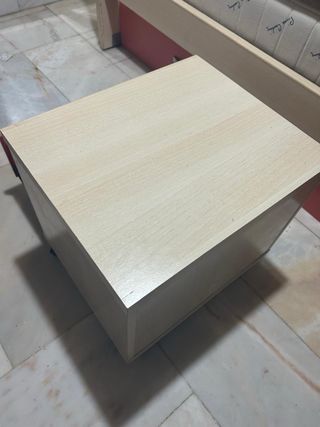 Cajonera de madera y plástico beige y naranja