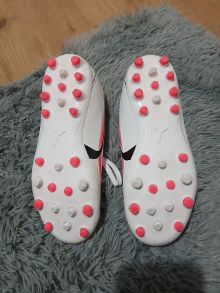 Zapatillas de fútbol Puma blancas y rosas