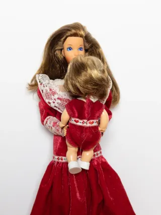 Muñeca Barbie heart family kiss and cuddle