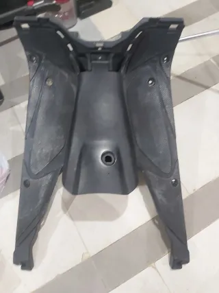 SUELO POSAPIÉS + TAPA BATERÍA AEROX