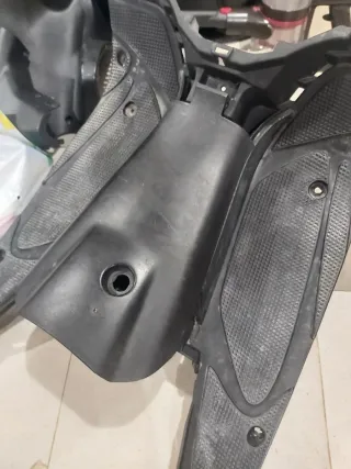 SUELO POSAPIÉS + TAPA BATERÍA AEROX