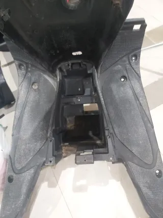 SUELO POSAPIÉS + TAPA BATERÍA AEROX