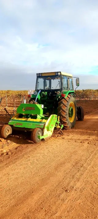 Tractor John Deere 2850.