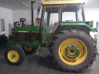 Tractor John Deere 2850.