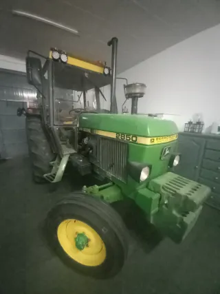 Tractor John Deere 2850.
