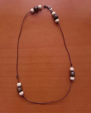Collar cordoncillo con bolas marrones y beige