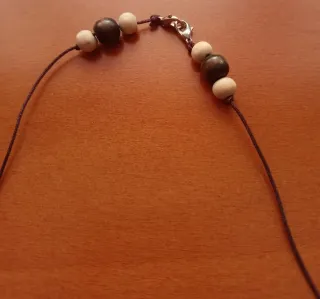 Collar cordoncillo con bolas marrones y beige