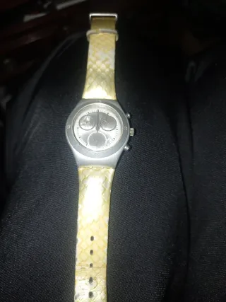 Reloj plateado y amarillo