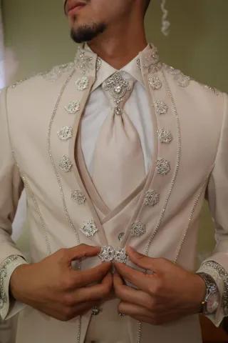 Traje de Novio Beige con Bordado Plateado